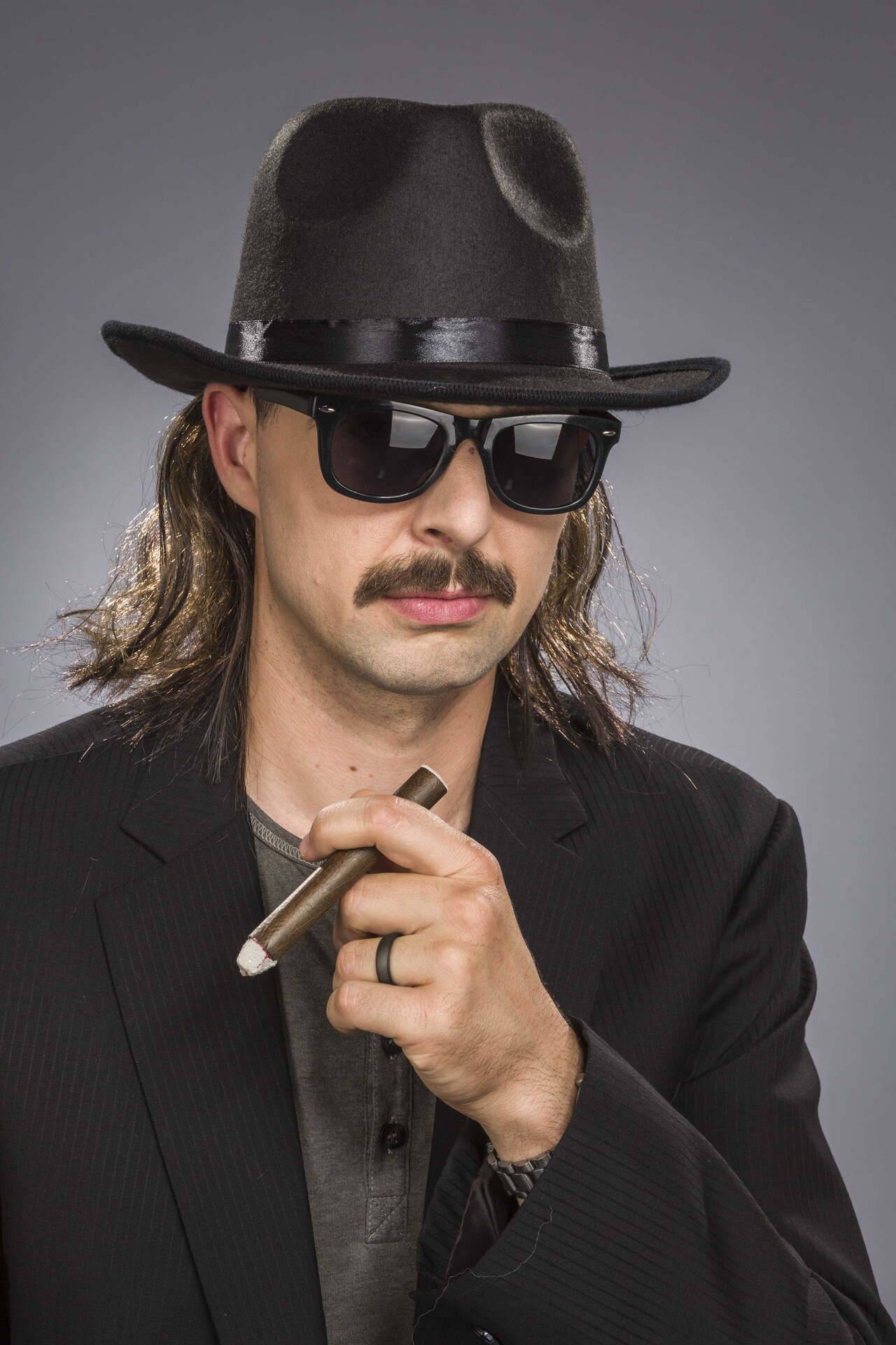Udo: mit braunem Haar benhtes elast. Band