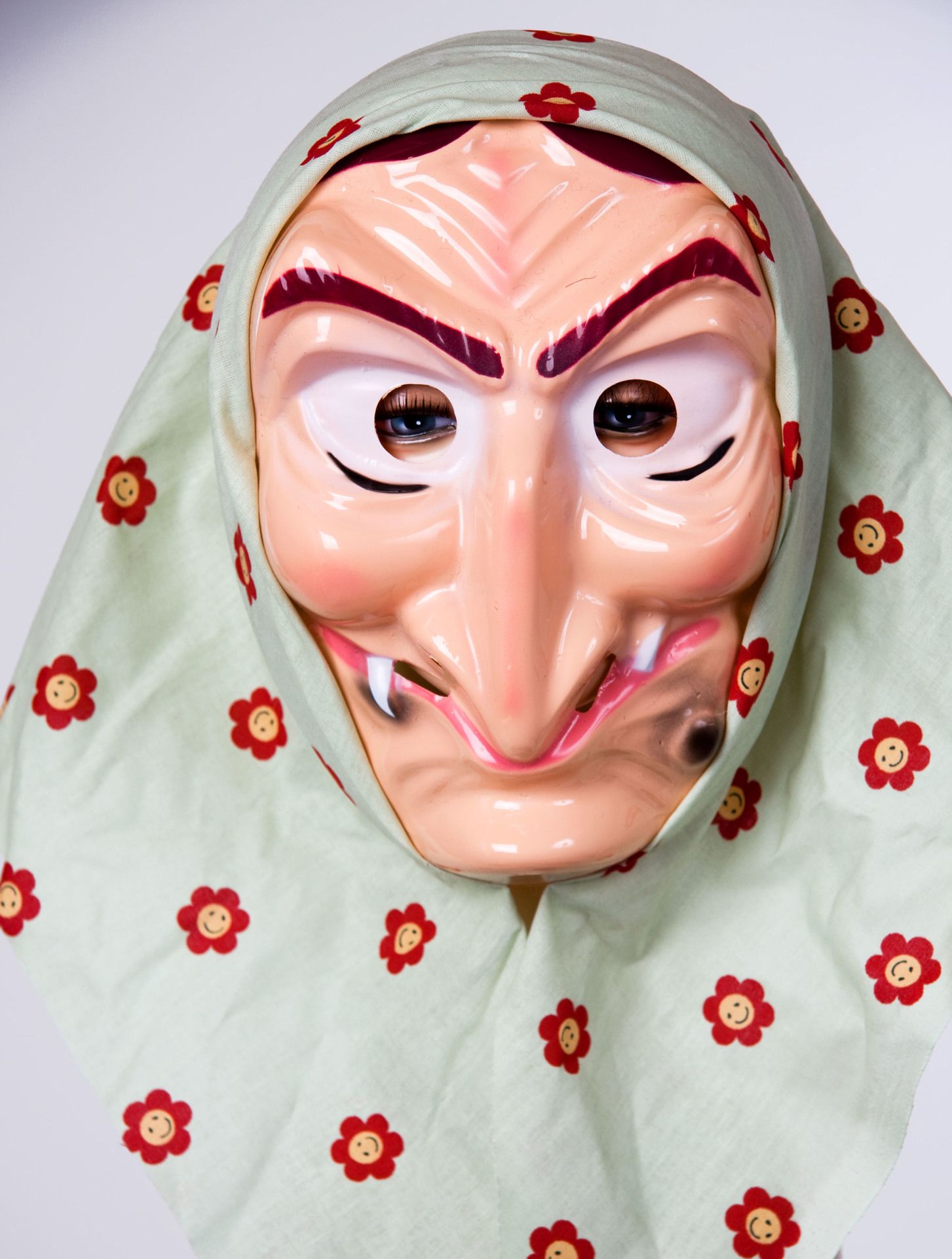 Hexenmaske mit Kopftuch