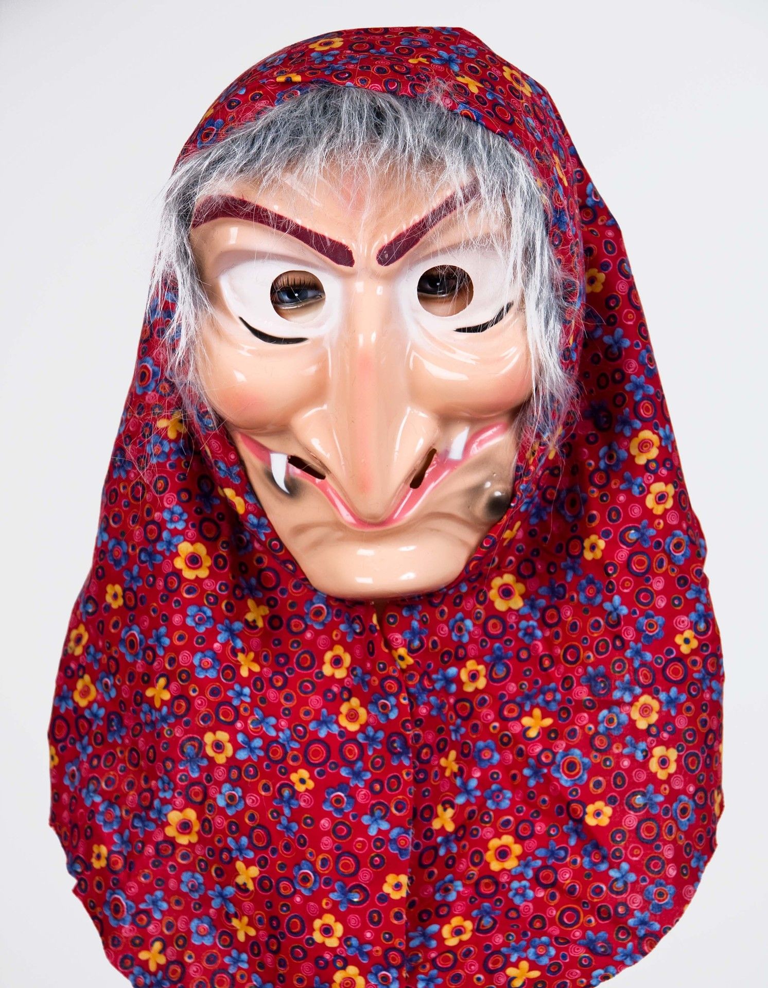Hexenmaske mit Kopftuch und Haar