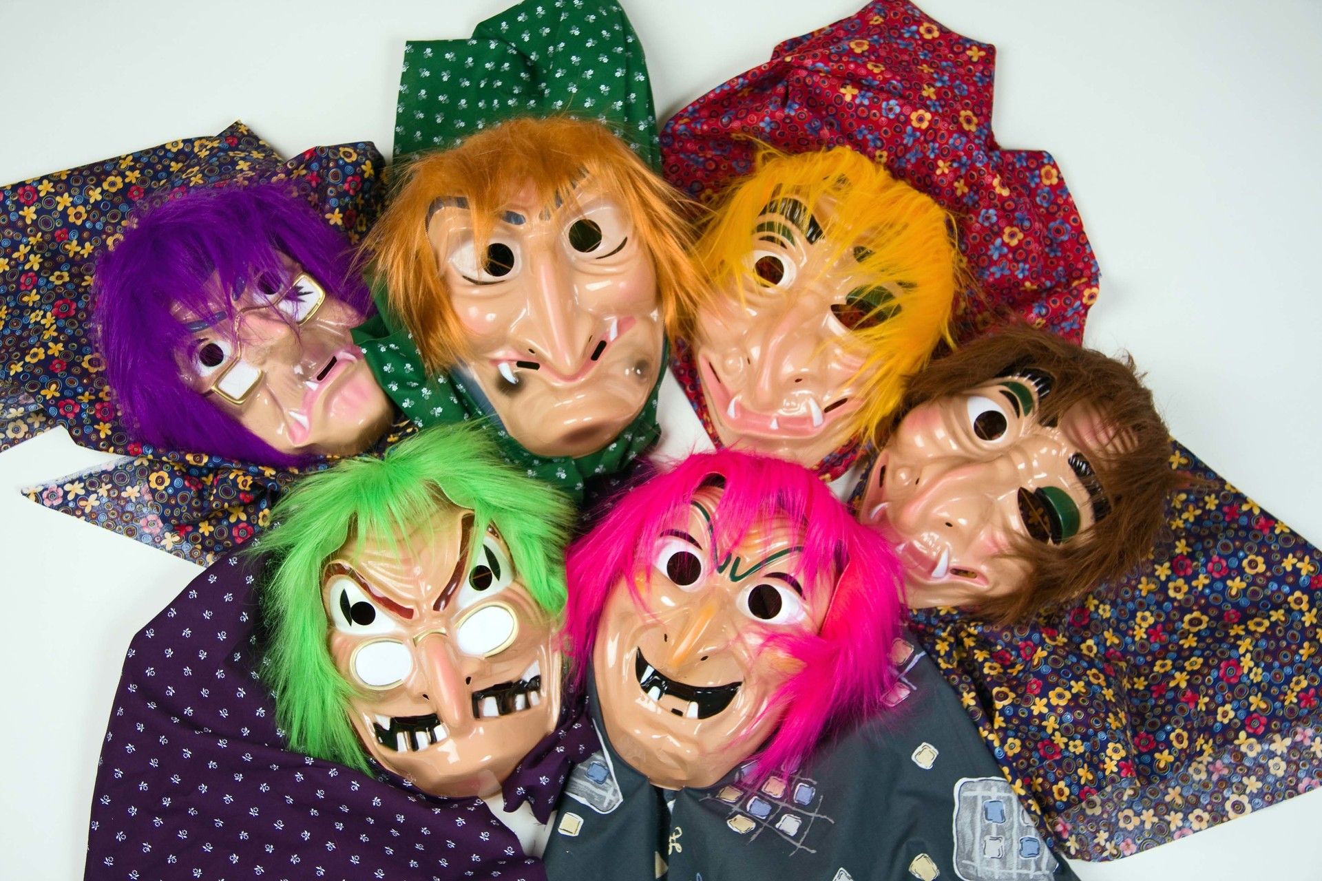Hexenmasken mit Kopftuch und farbigem Haar