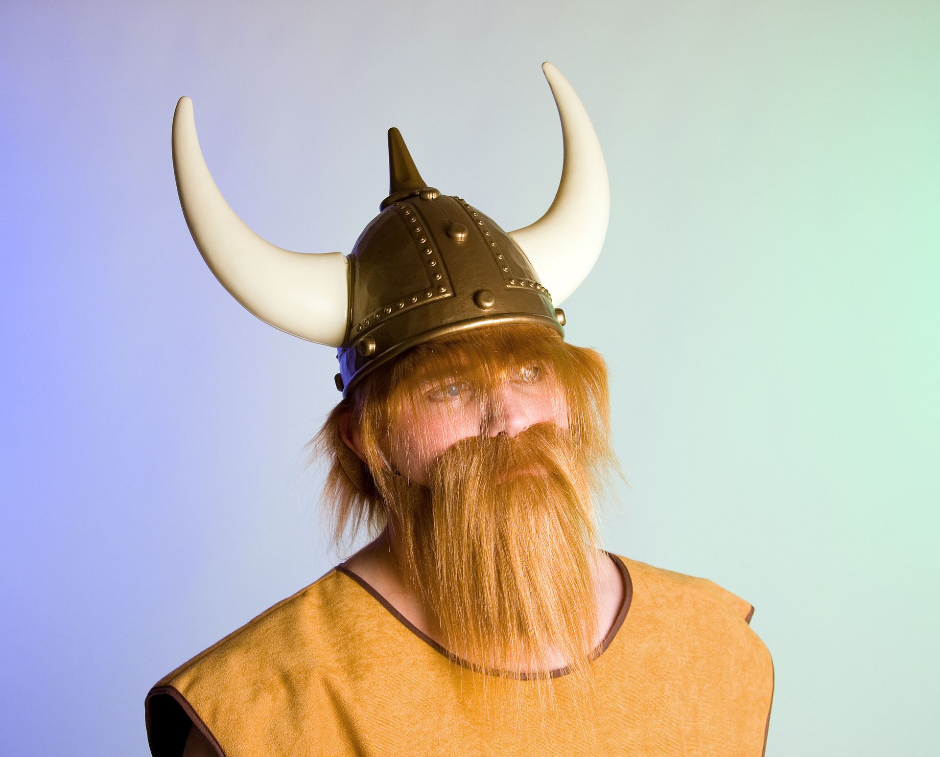 Wikingerhelm Hartplstik mit Hrnern und Haar
