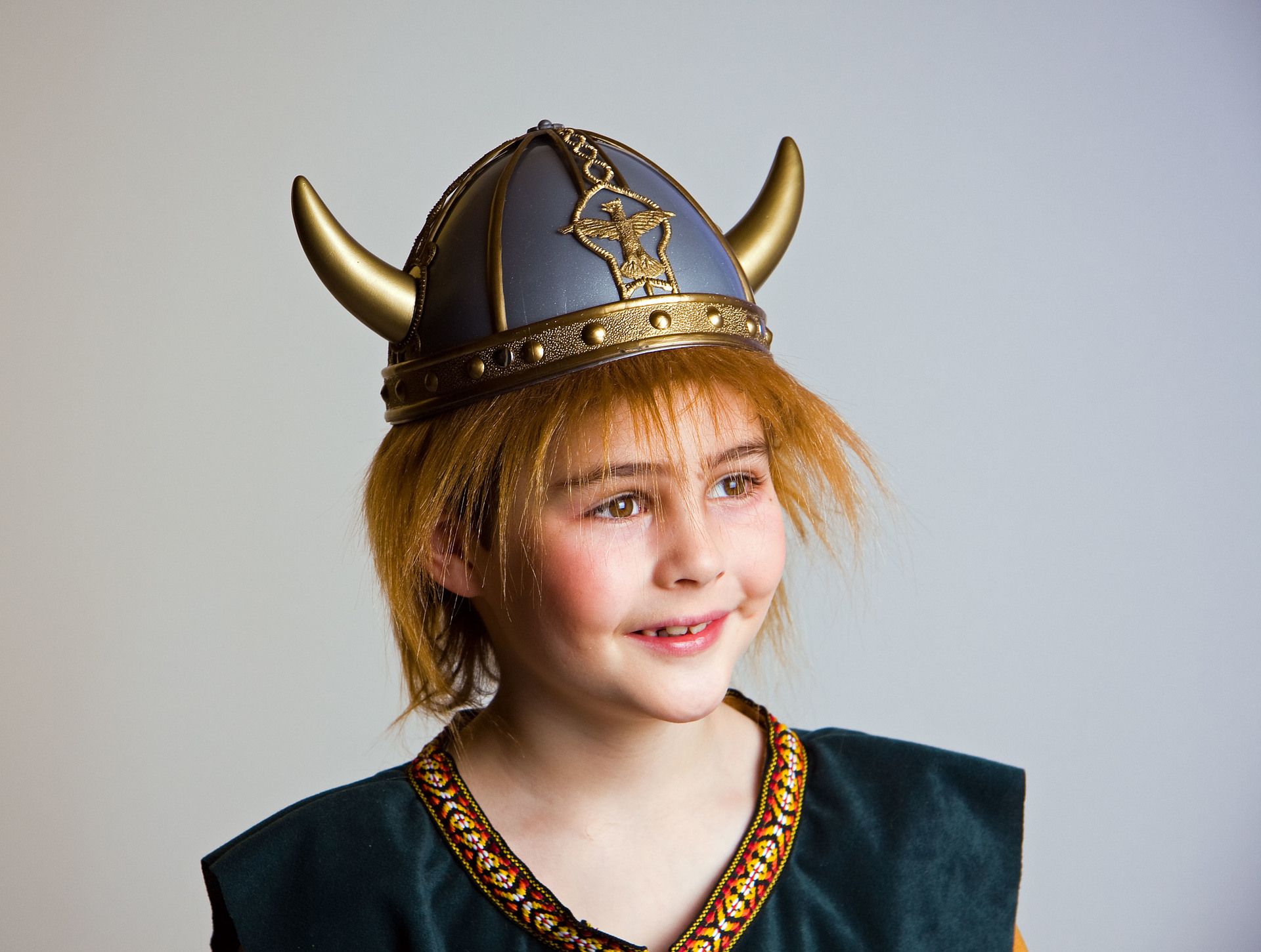 Wikingerhelm mit Hrnern und Plschhaar