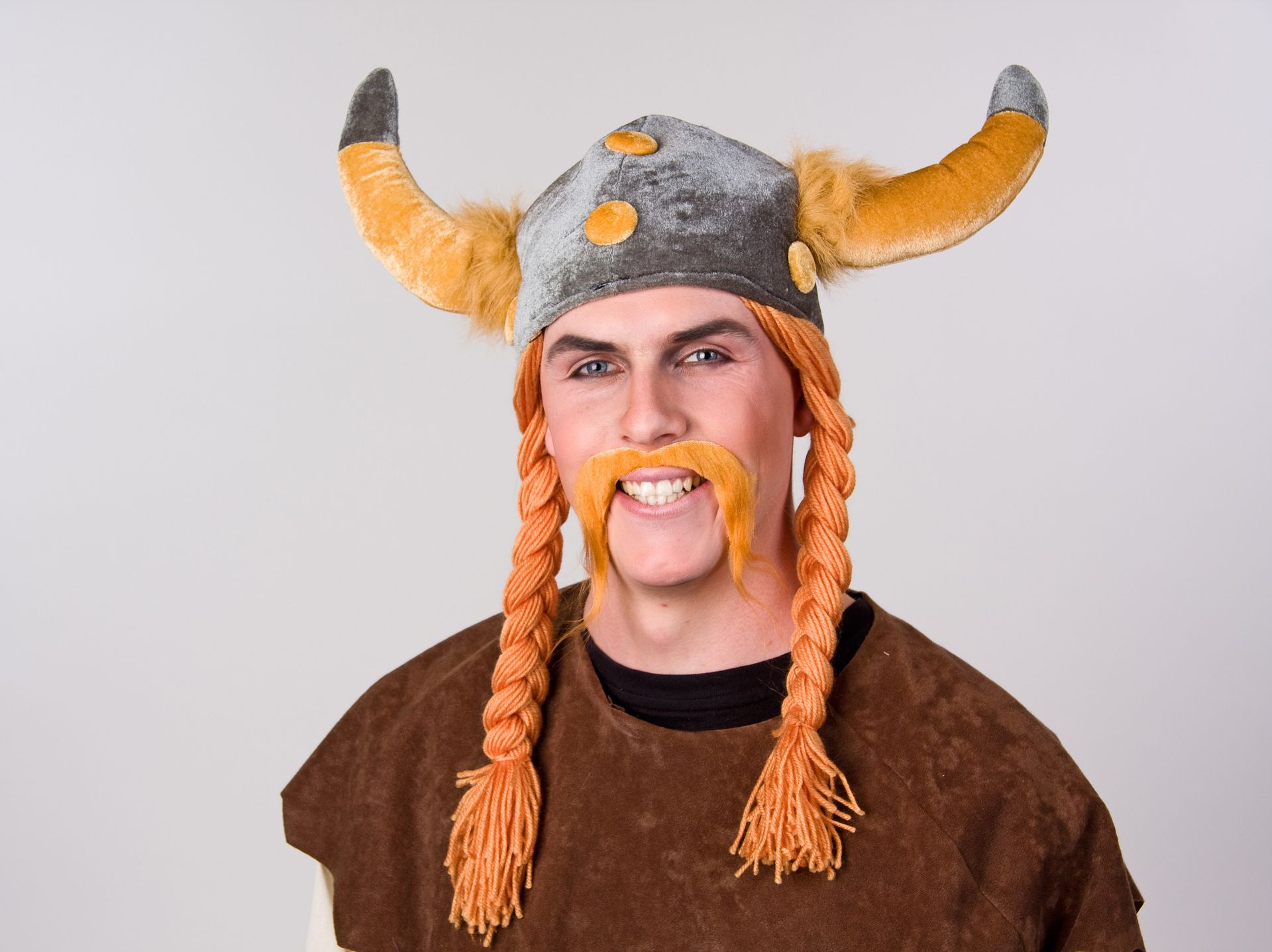 Plsch-Wikingerhelm mit Zpfen