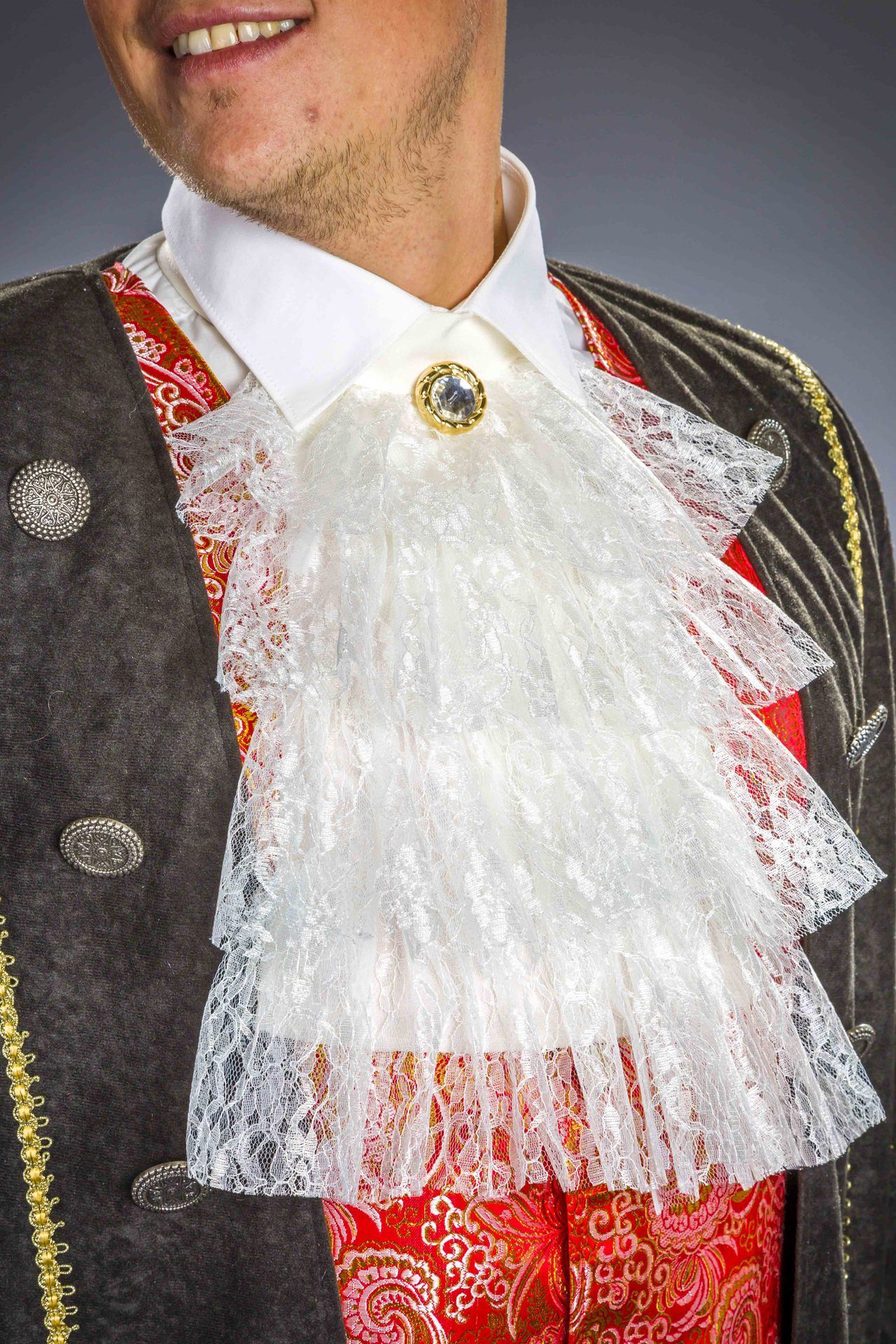 Spitzenjabot cremefarben, mit Schmuckknopf