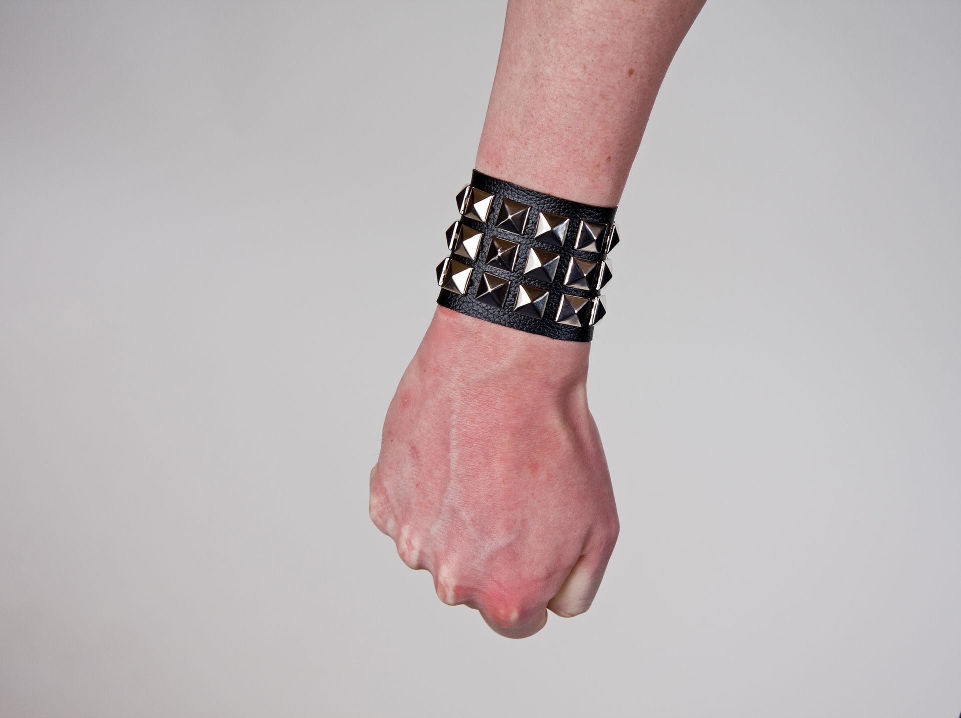 Nietenarmband, weitenverstellbar, ca. 18-20 cm