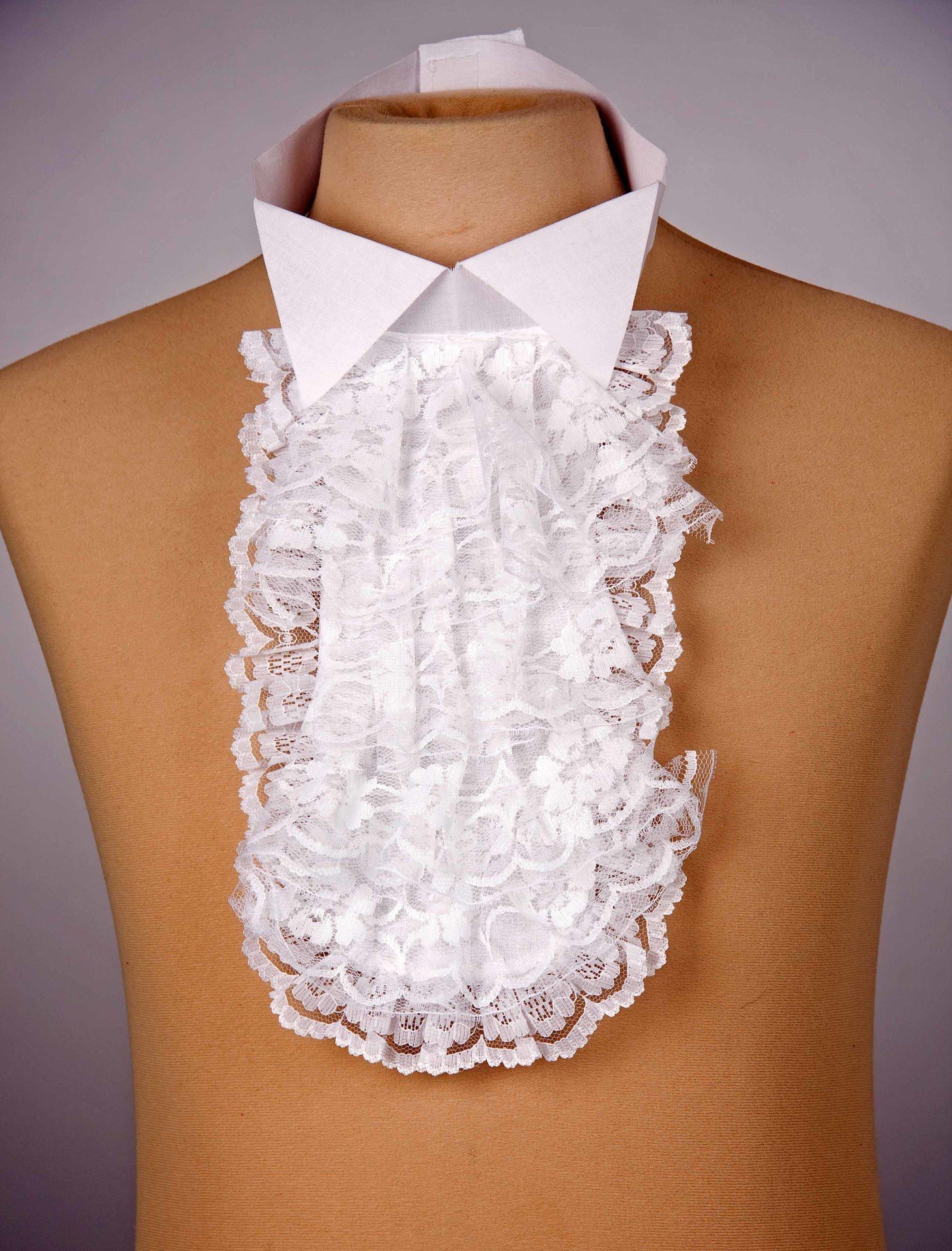steifer Spitzkragen mit Jabot
