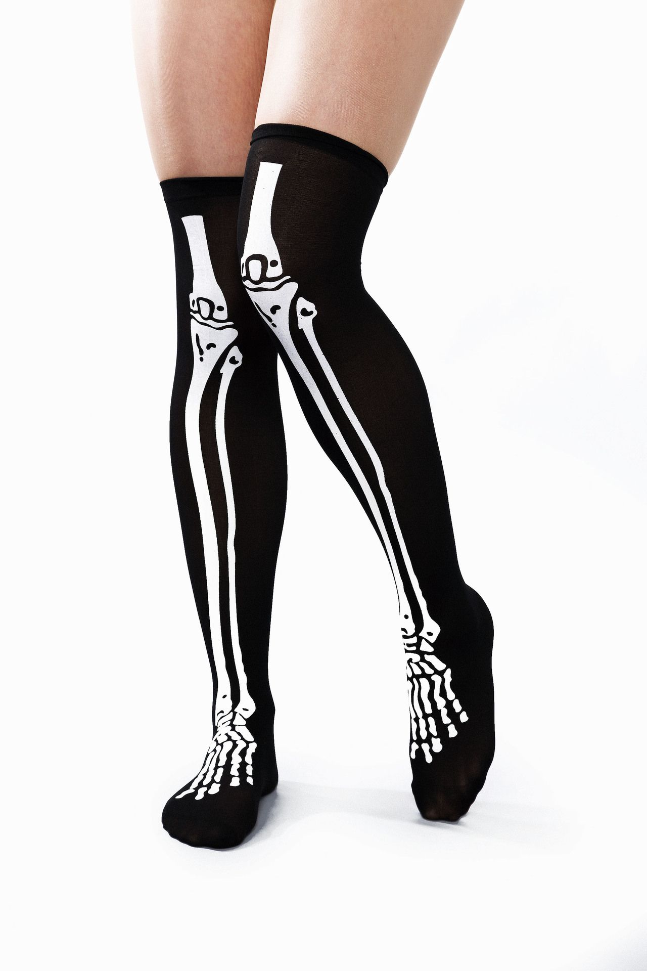 halterlose schwarze Strmpfe mit Skelettdruck