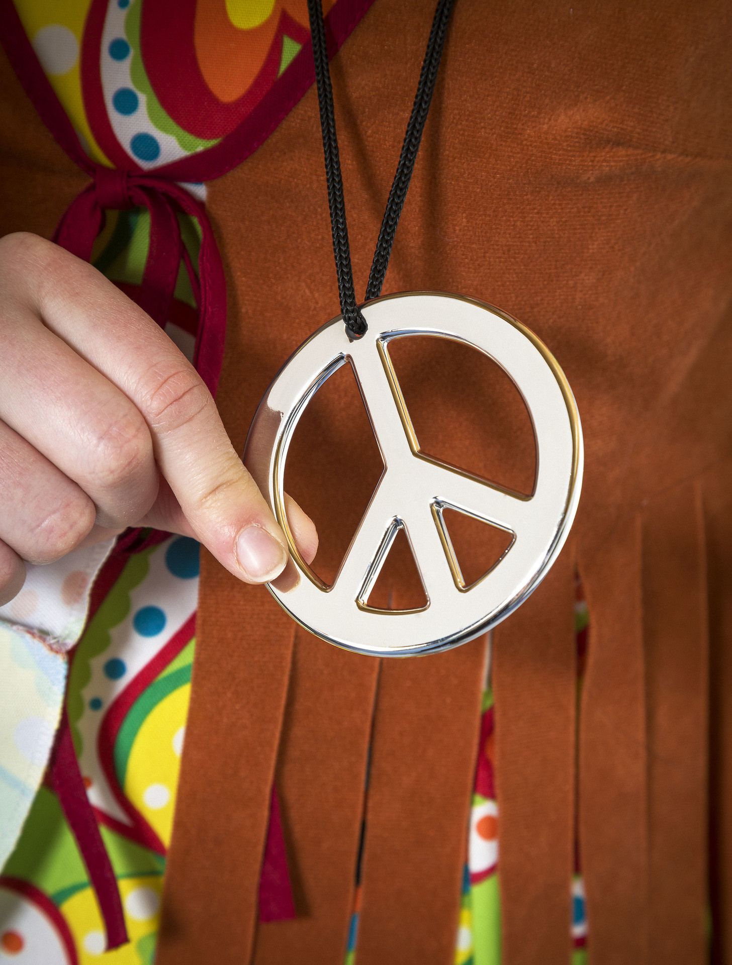 PEACE-Anhnger an Kordel